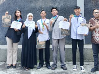 Empat Siswa SMK Pariwisata PHT Cianjur, Harumkan Nama Sekolah di Olimpiade Nasional Bahasa Inggris Prestasi Perdana yang Menjadi Awal Lahirnya Generasi Berprestasi dan Mendunia