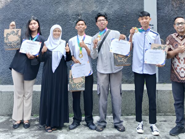 Empat Siswa SMK Pariwisata PHT Cianjur, Harumkan Nama Sekolah di Olimpiade Nasional Bahasa Inggris Prestasi Perdana yang Menjadi Awal Lahirnya Generasi Berprestasi dan Mendunia
