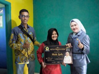 Ketua DPRD Cianjur Metty Triantika Bangunkan Rumah Lansia Sebatang Kara