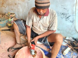 Inspiratif : Abah Encep Jualan Coet Kayu Lewat Medsos, Omzet Tembus Jutaan Rupiah