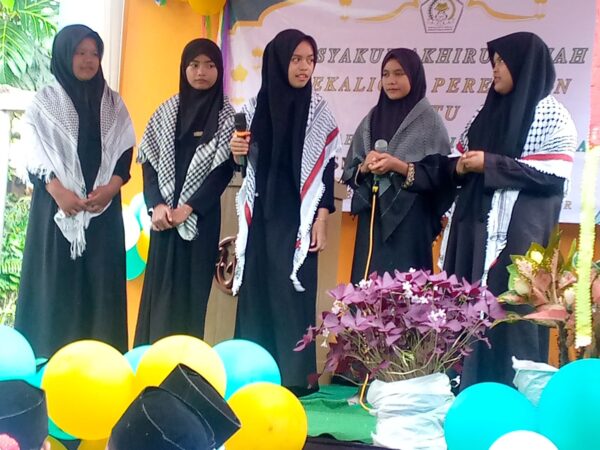 Warga Leuwi Odeng Gotong Royong Bangun Ruang Belajar MDTU Maslahatul Massalik